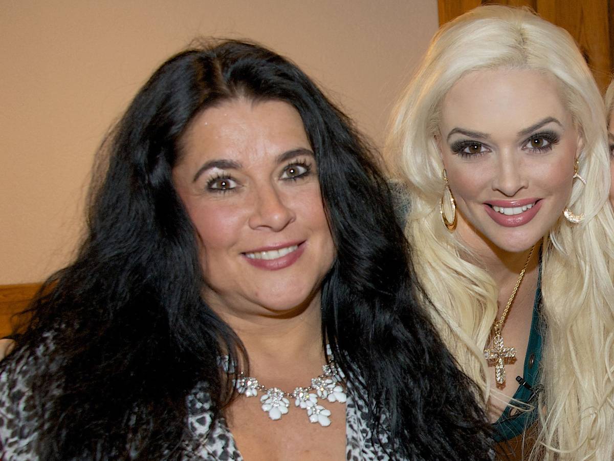 Daniela Katzenberger (r) und ihre Mutter Iris lächeln nach der Taufe von Katzenbergers Tochter.