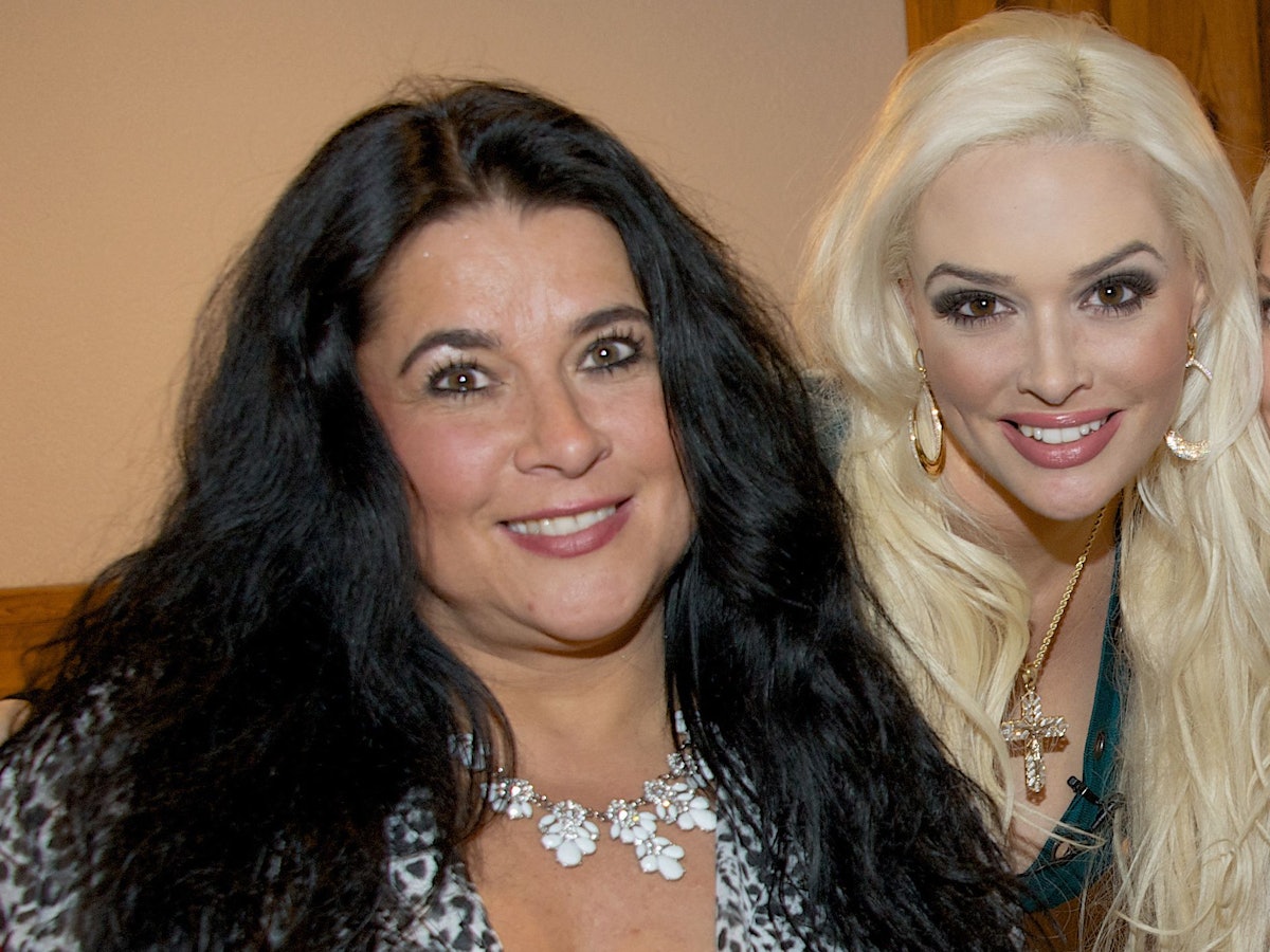 Daniela Katzenberger (r) und ihre Mutter Iris lächeln nach der Taufe von Katzenbergers Tochter.