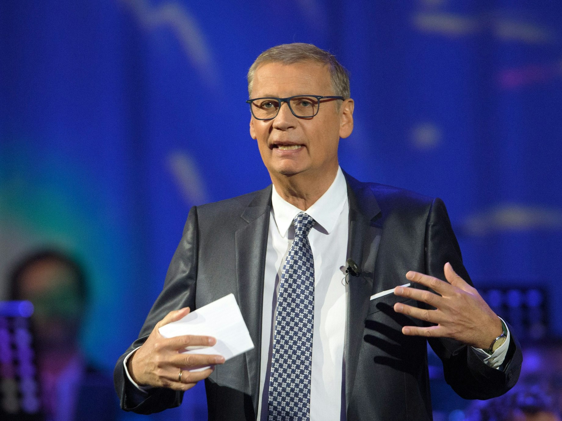 Günther Jauch moderiert in der Metropolis-Halle beim Festakt zum 30. Jahrestag der Deutschen Einheit eine Talkrunde.