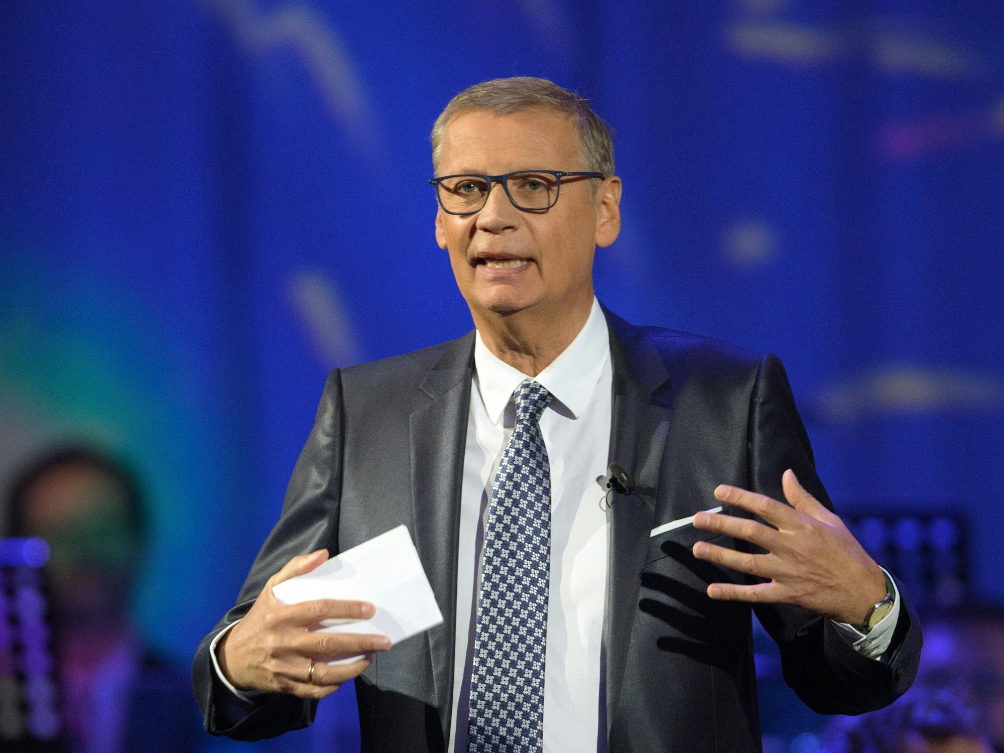Günther Jauch moderiert in der Metropolis-Halle beim Festakt zum 30. Jahrestag der Deutschen Einheit eine Talkrunde.
