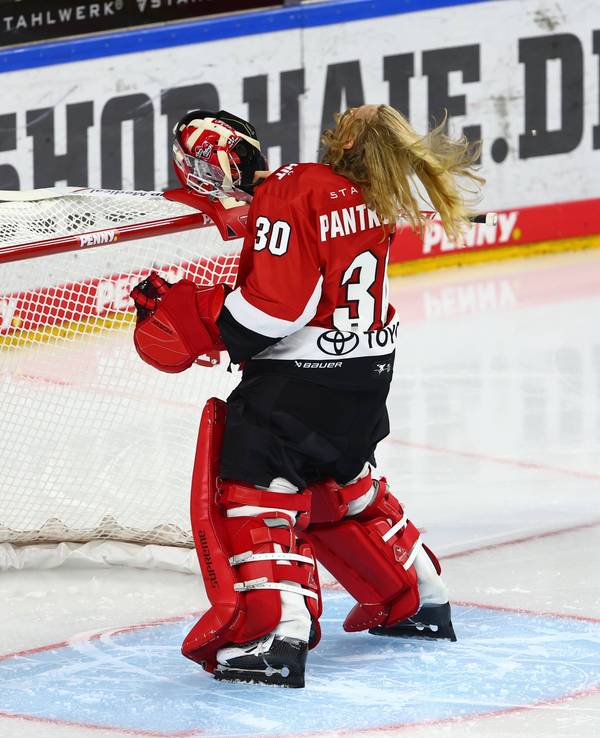 Mirko Pantkowski von den Kölner Haien beim DEL-Spiel gegen die Nürnberg Ice Tigers.