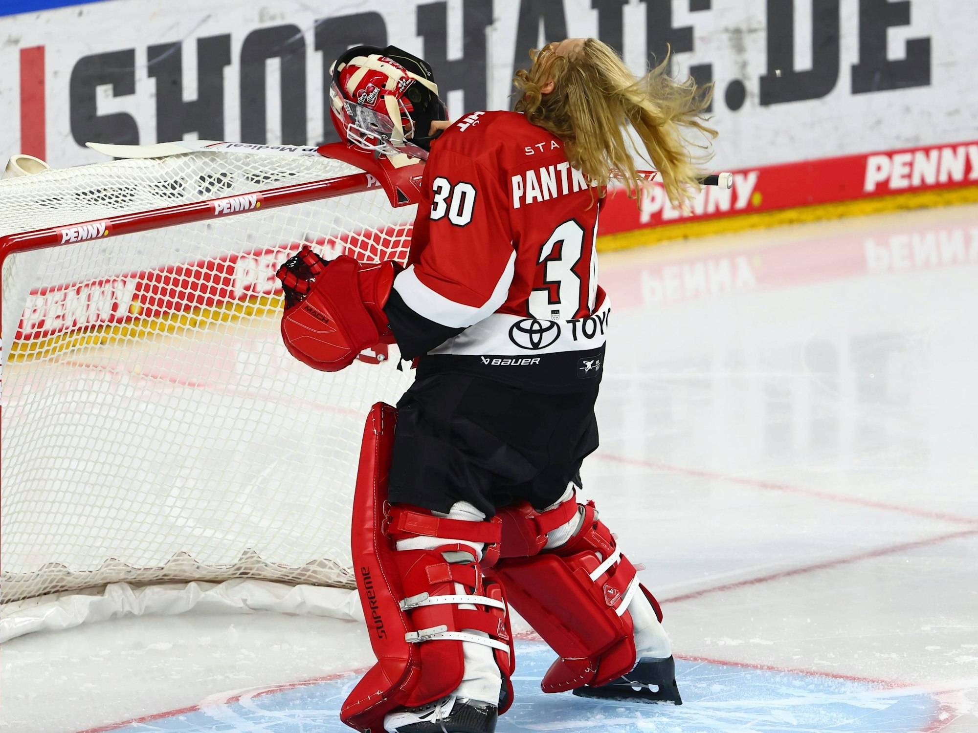Mirko Pantkowski von den Kölner Haien beim DEL-Spiel gegen die Nürnberg Ice Tigers.