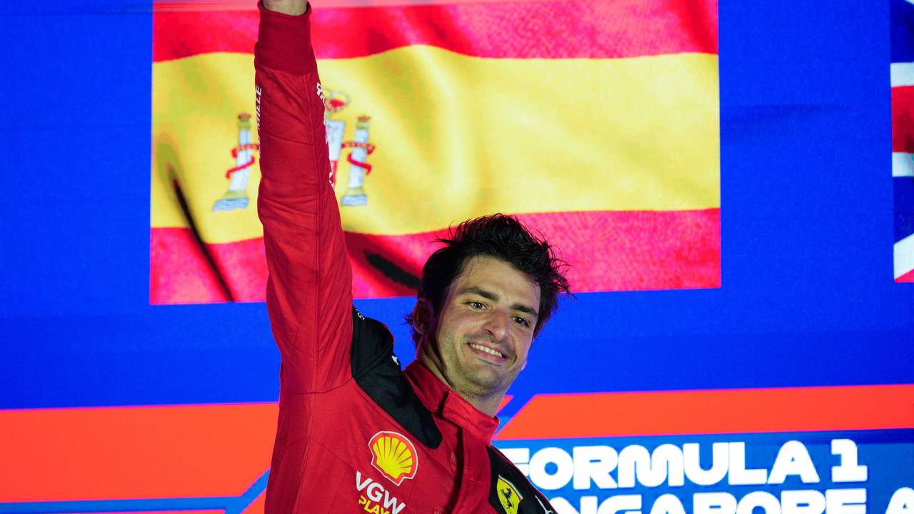 Carlos Sainz hebt den Daumen nach oben.