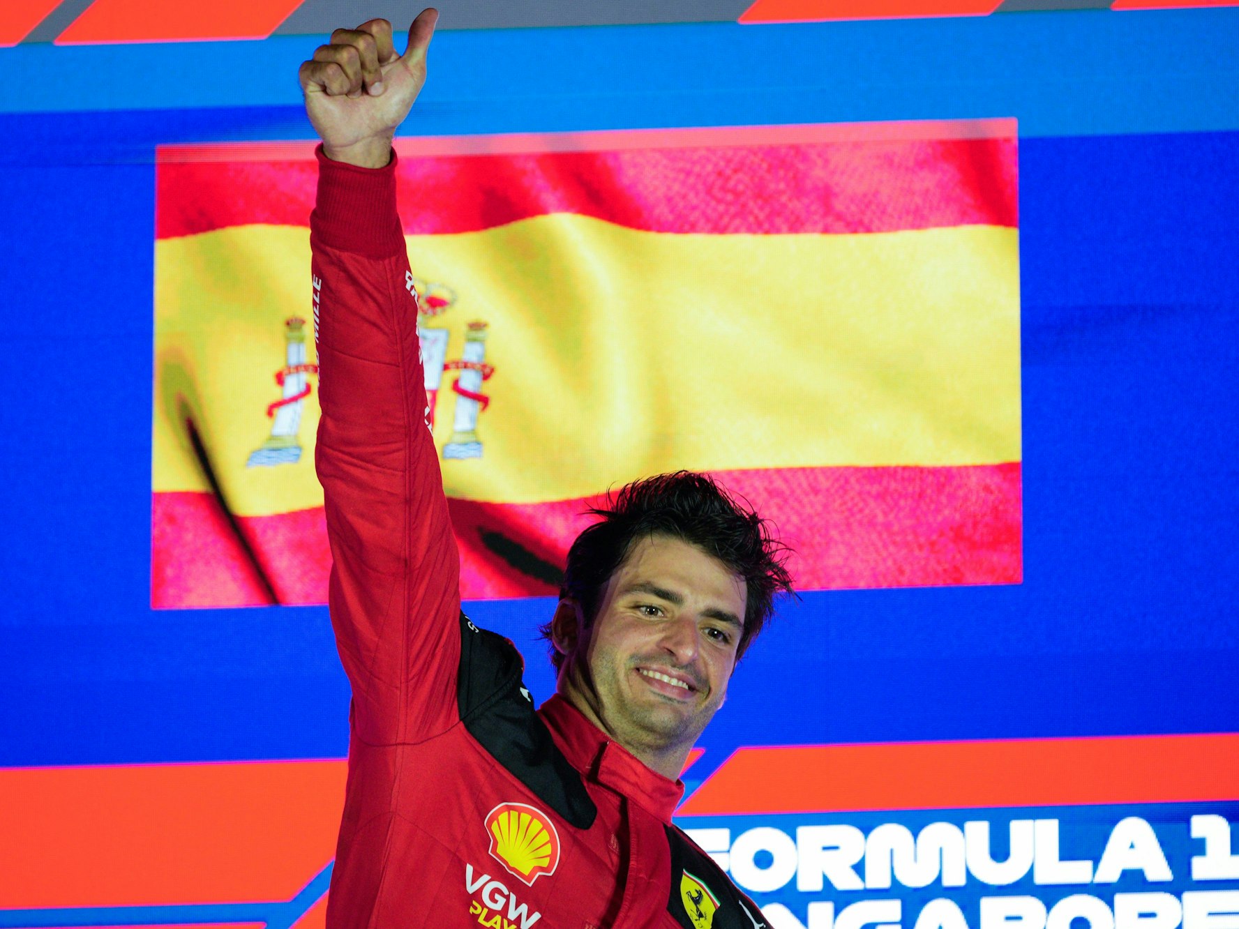 Carlos Sainz hebt den Daumen nach oben.