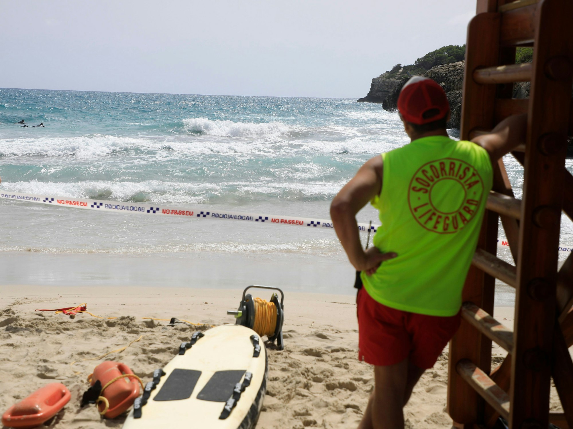 Ein Rettungsschwimmer in Cala Anguia an einem Tag mit Wellengang.