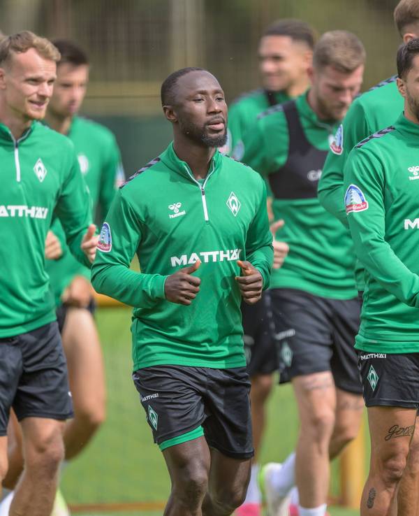 Bremens Naby Keita (l.) und Leonardo Bittencourt beim Aufwärmen.
