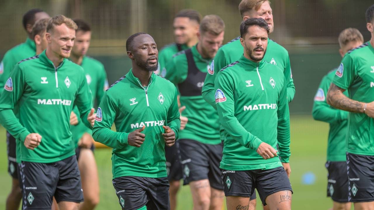 Bremens Naby Keita (l.) und Leonardo Bittencourt beim Aufwärmen.