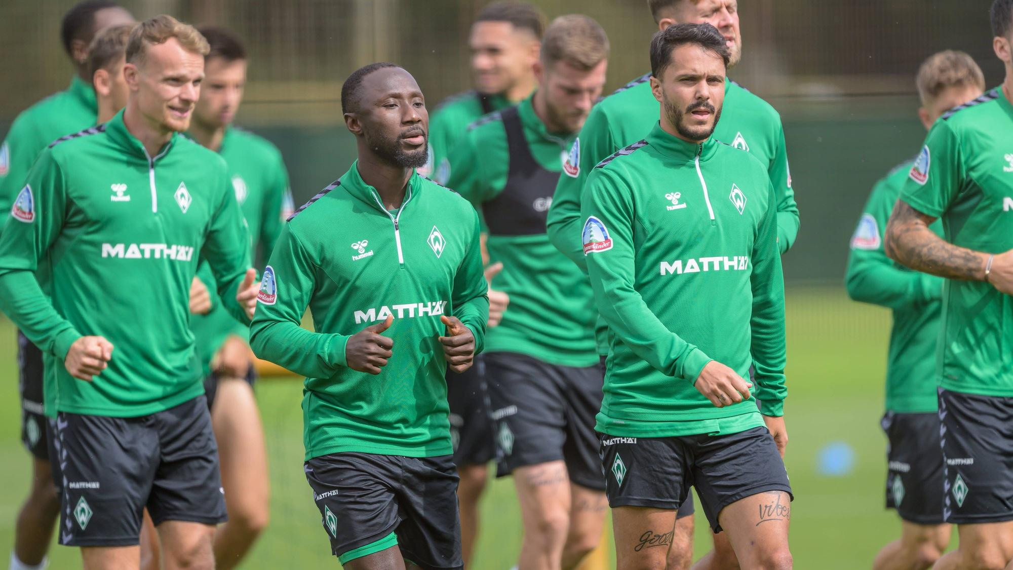 Bremens Naby Keita (l.) und Leonardo Bittencourt beim Aufwärmen.