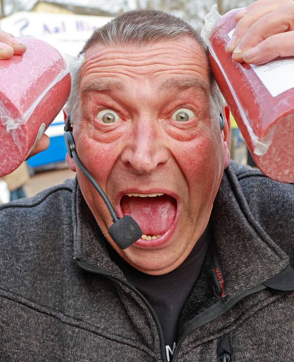 Wurst-Achim ist tot: Das Foto zeigt Joachim Pfaff Anfang 2023 bei der Eröffnung des Marktschreier-Festivals in Nordhausen.
