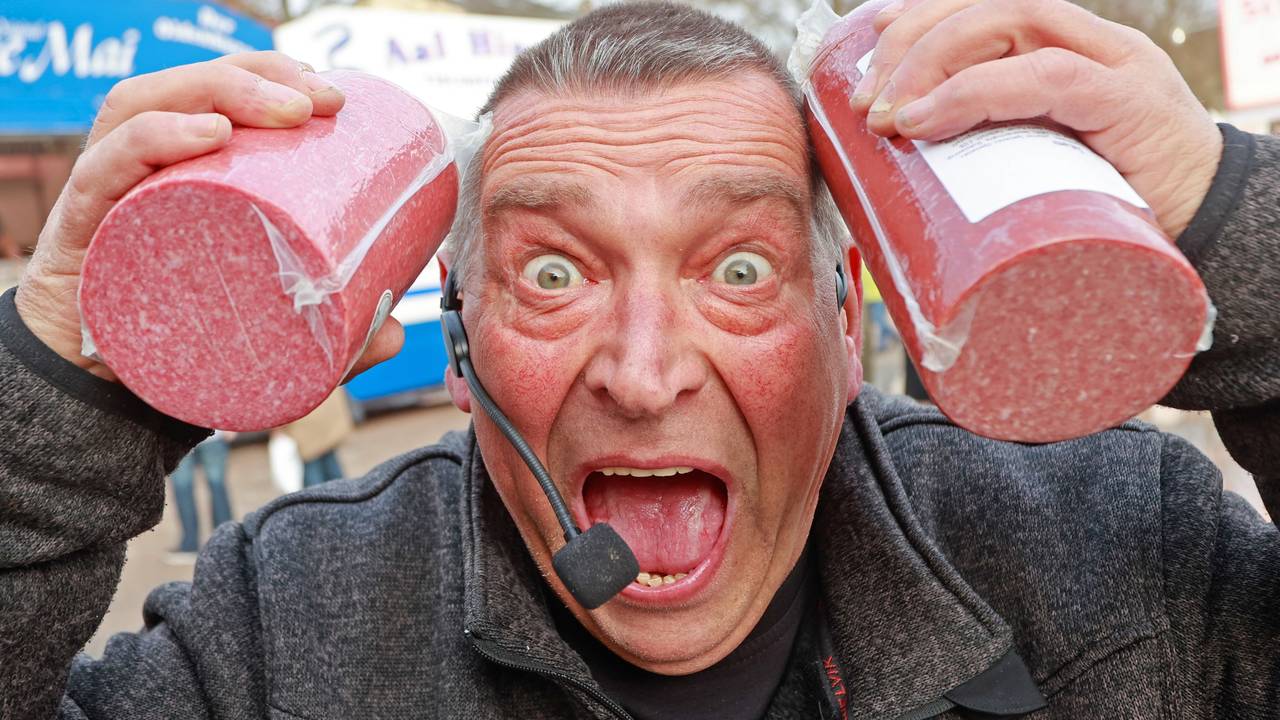 Wurst-Achim ist tot: Das Foto zeigt Joachim Pfaff Anfang 2023 bei der Eröffnung des Marktschreier-Festivals in Nordhausen.