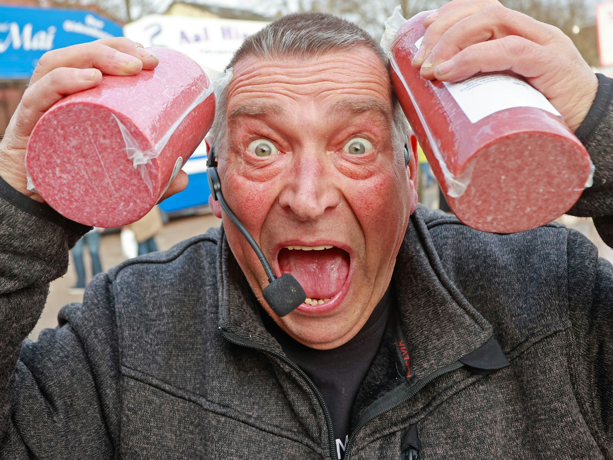 Wurst-Achim ist tot: Das Foto zeigt Joachim Pfaff Anfang 2023 bei der Eröffnung des Marktschreier-Festivals in Nordhausen.