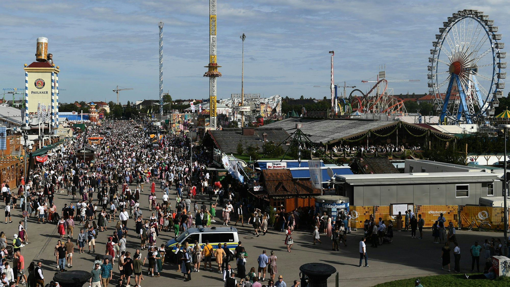 Blick von der Bavaria: Unzählige Besucher gehen über das Oktoberfest. Die 188. Wiesn findet dieses Jahr vom 16.09.- 03.10.2023 statt. +++ dpa-Bildfunk +++