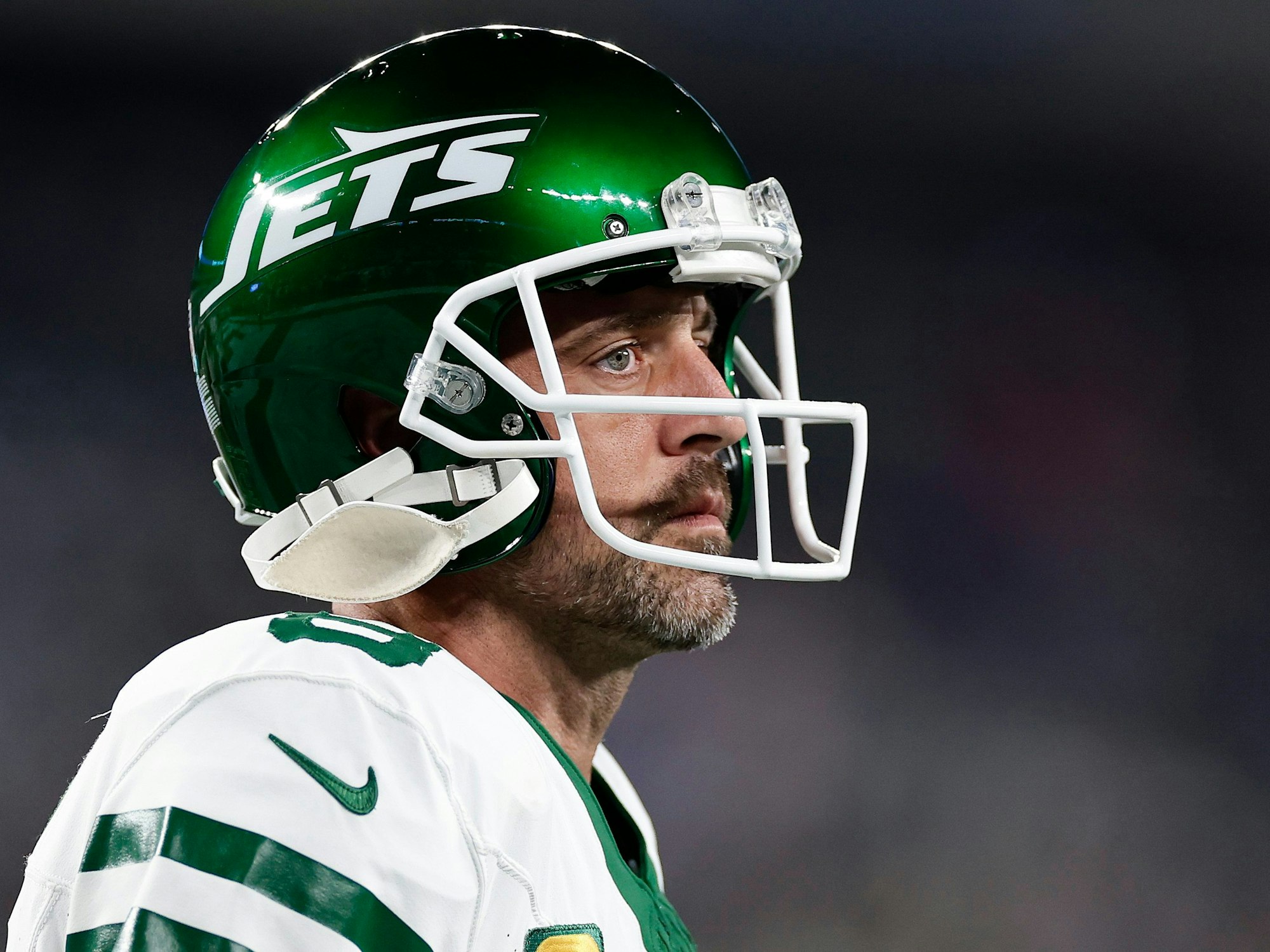 Jets-Quarterback Aaron Rodgers schaut enttäuscht beim Spiel gegen die Buffalo Bills