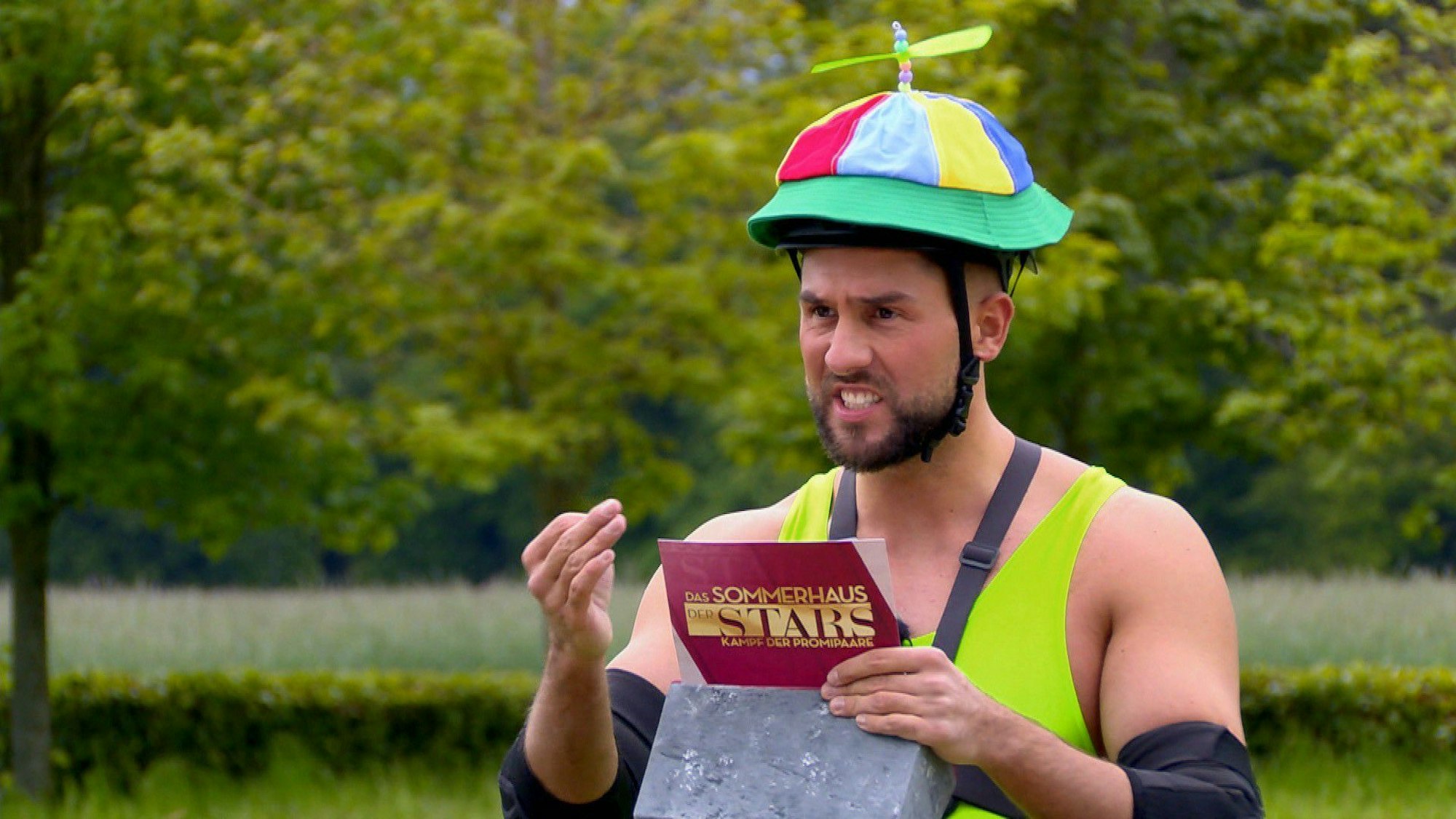 Maurice stellt während des Spiels „Auf Abwegen“ in Folge eins von „Das Sommerhaus der Stars“ eine Frage.