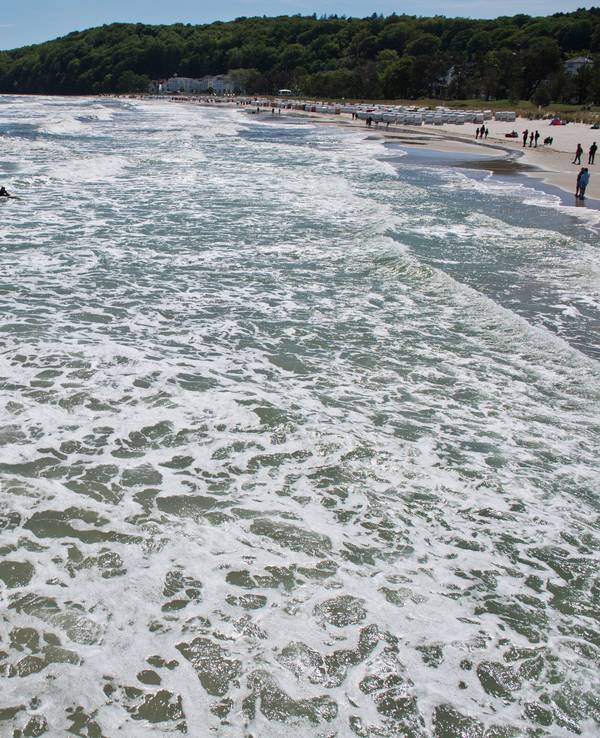 Wellen schlagen an den Strand. An der Ostseeküste sind zum ersten Mal in diesem Sommer Vibrionen-Infektionen erfasst worden.