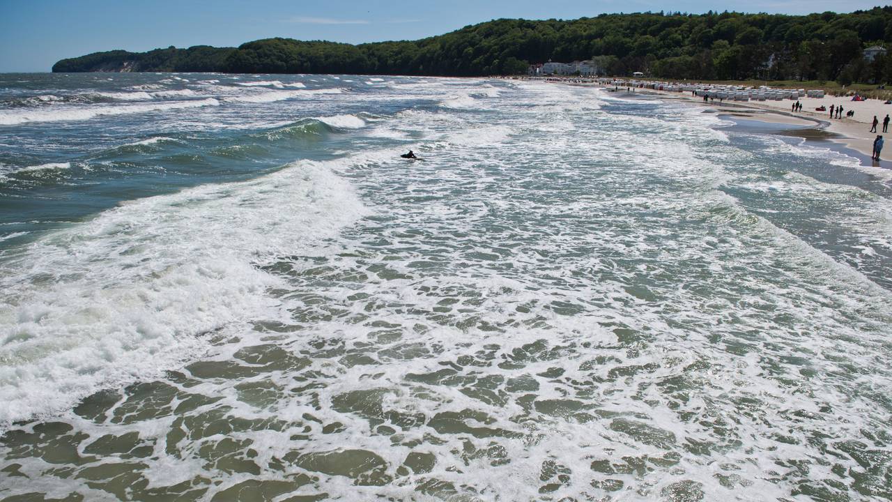 Wellen schlagen an den Strand. An der Ostseeküste sind zum ersten Mal in diesem Sommer Vibrionen-Infektionen erfasst worden.