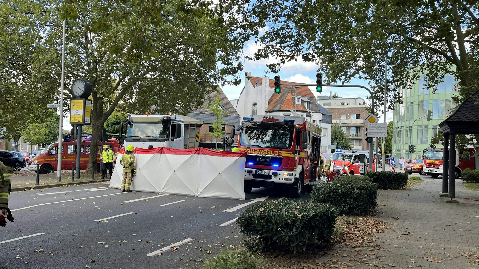 Sicht auf eine Unfallstelle. Daneben sind Einsatzwagen der Feuerwehr zu sehen.