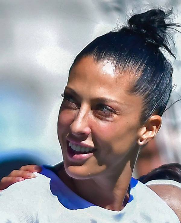 Jennifer Hermoso schaut bei ihrer Ehrung durch ihren Verein Pachuca Richtung Tribüne.