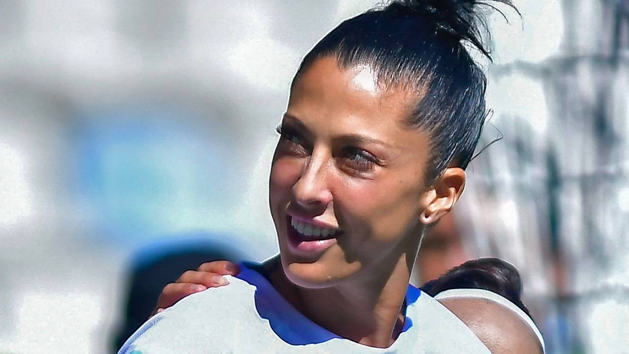 Jennifer Hermoso schaut bei ihrer Ehrung durch ihren Verein Pachuca Richtung Tribüne.