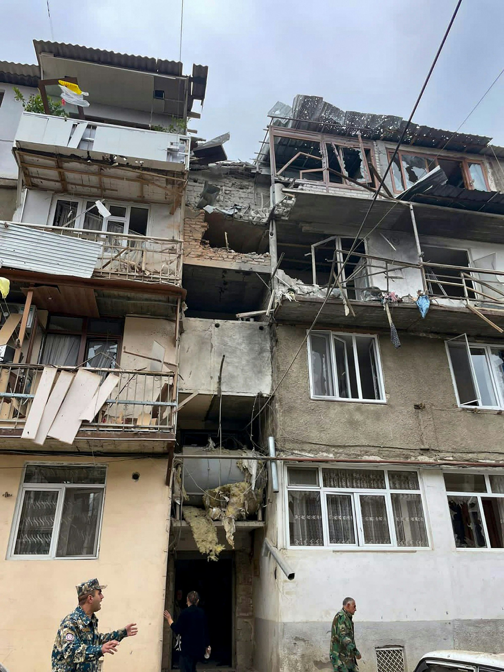 Auf diesem Foto, das der Ombudsmann für Menschenrechte der Republik Arzach in Berg-Karabach auf seinem Twitter-Account veröffentlicht hat, ist ein durch Beschuss beschädigtes Wohngebäude in Stepanakert zu sehen.