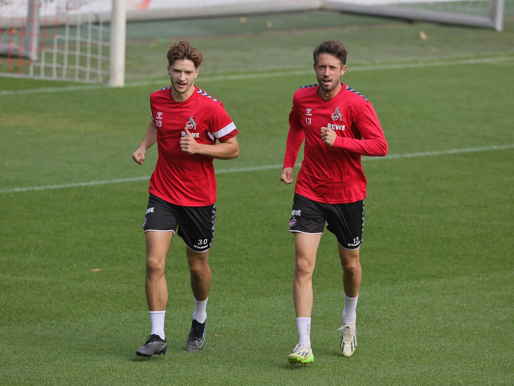 FC-Stürmer Mark Uth (r.) läuft gemeinsam mit Verteidiger Noah Katterbach beim Training.