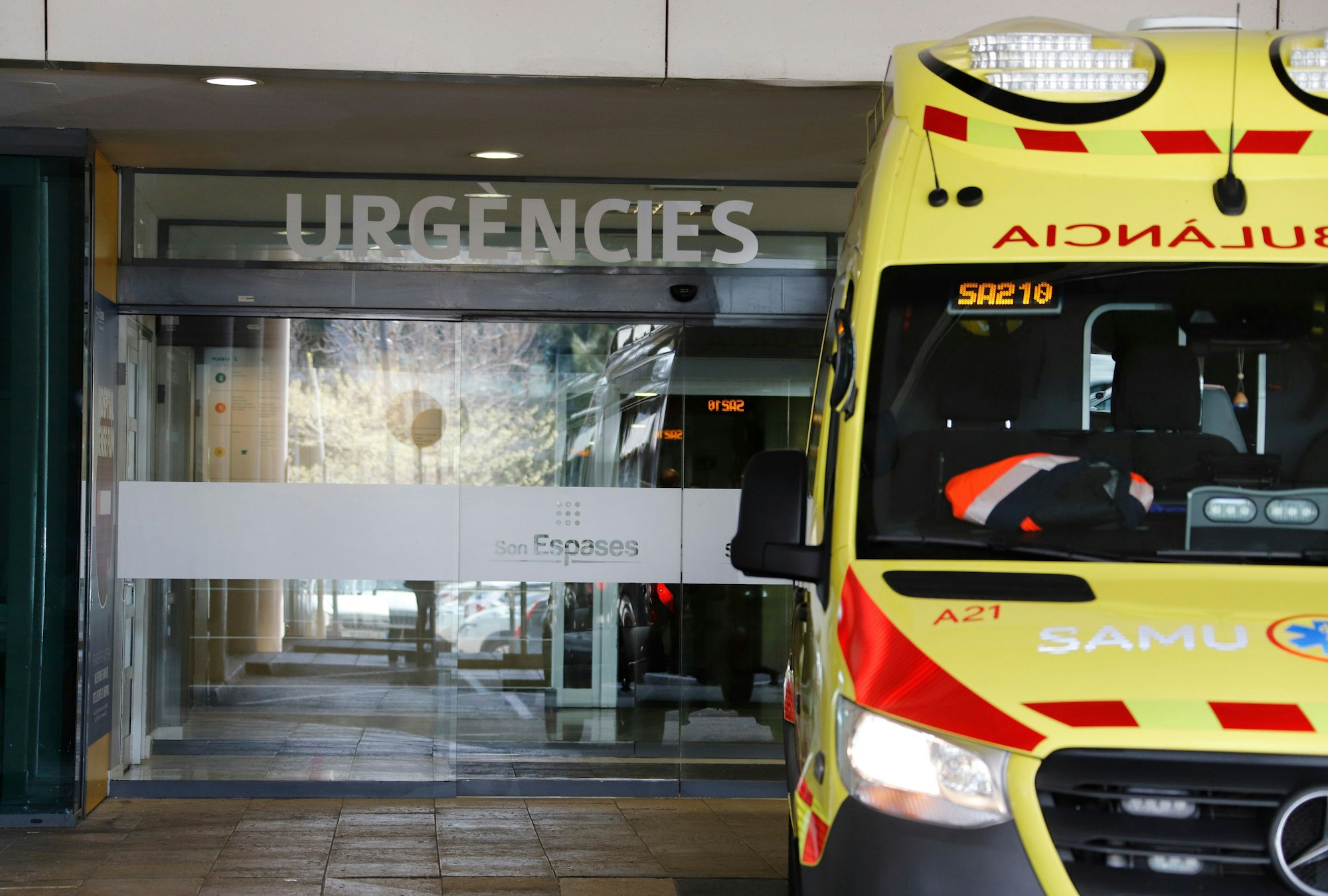 Ein Rettungswagen steht vor der Notaufnahme des Universitätskrankenhauses Son Espases in Palma.