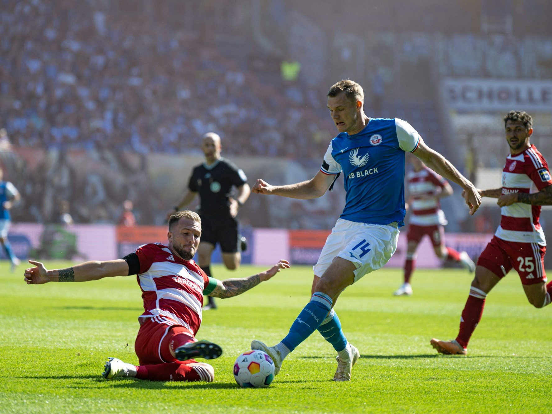 Andre Hoffmann im Zweikampf mit dem Rostocker Svante Ingelsson.