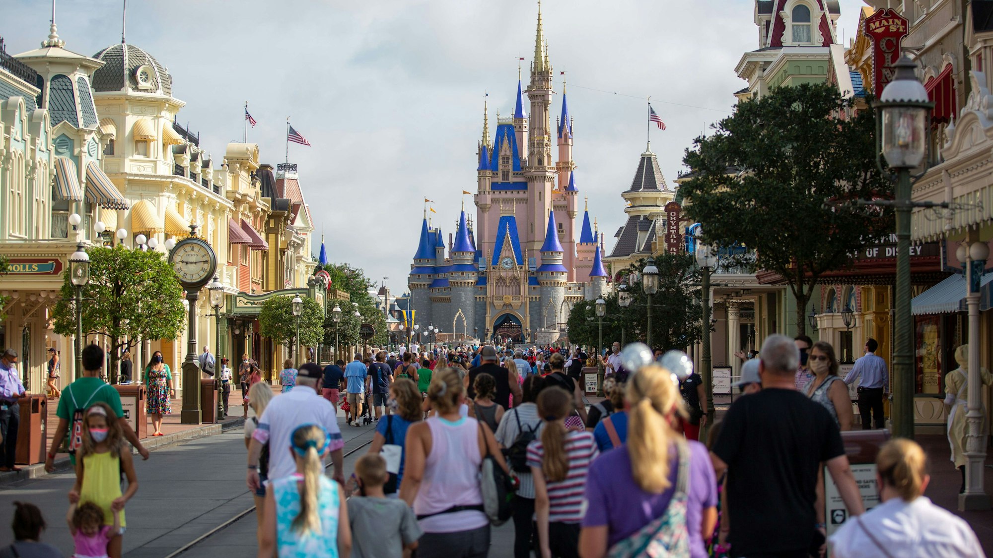 Gäste des Freizeitparks „Walt Disney World“ gehen durch den Park am Tag der Wiedereröffnung.