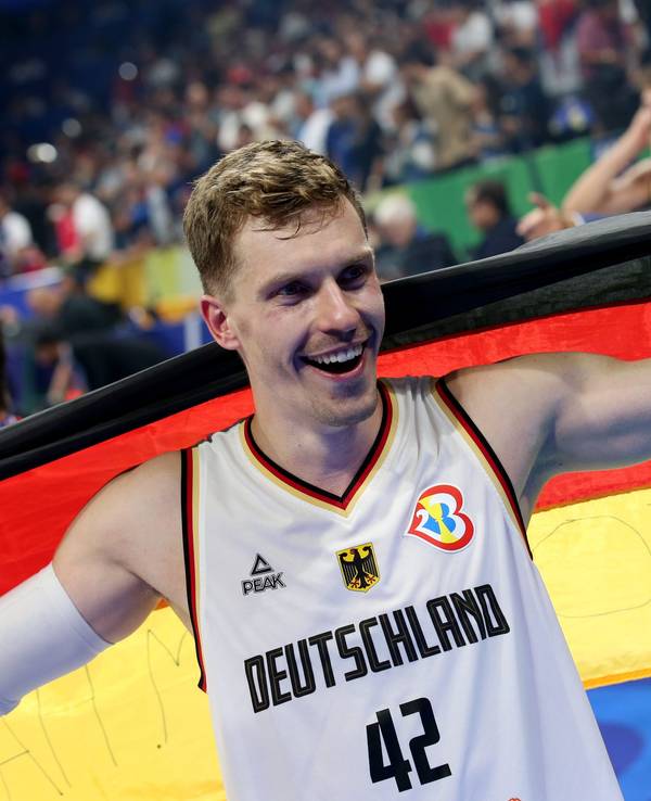 Andreas Obst jubelt nach dem Spiel.
