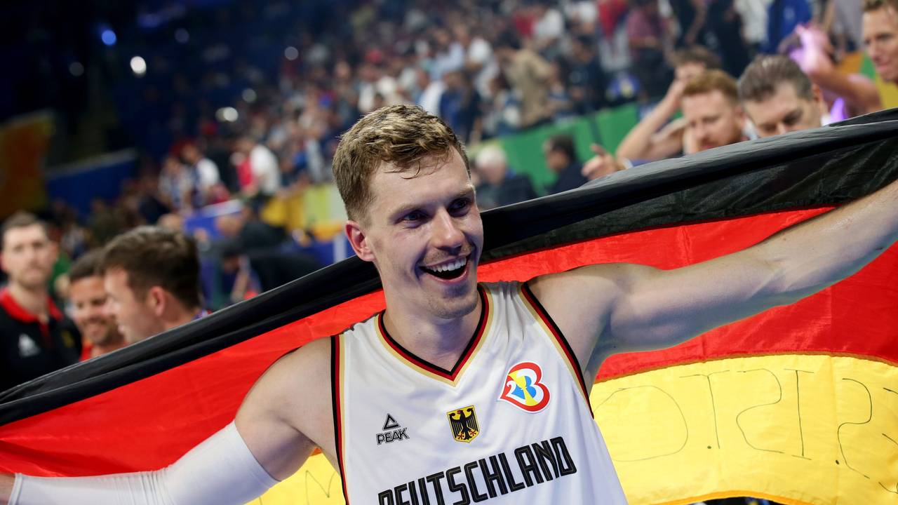 Andreas Obst jubelt nach dem Spiel.