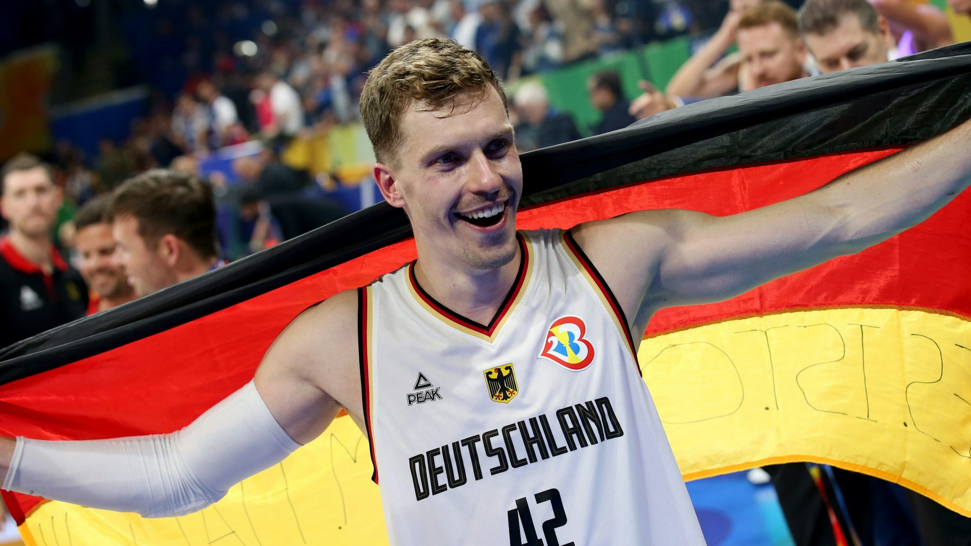 Andreas Obst jubelt nach dem Spiel.