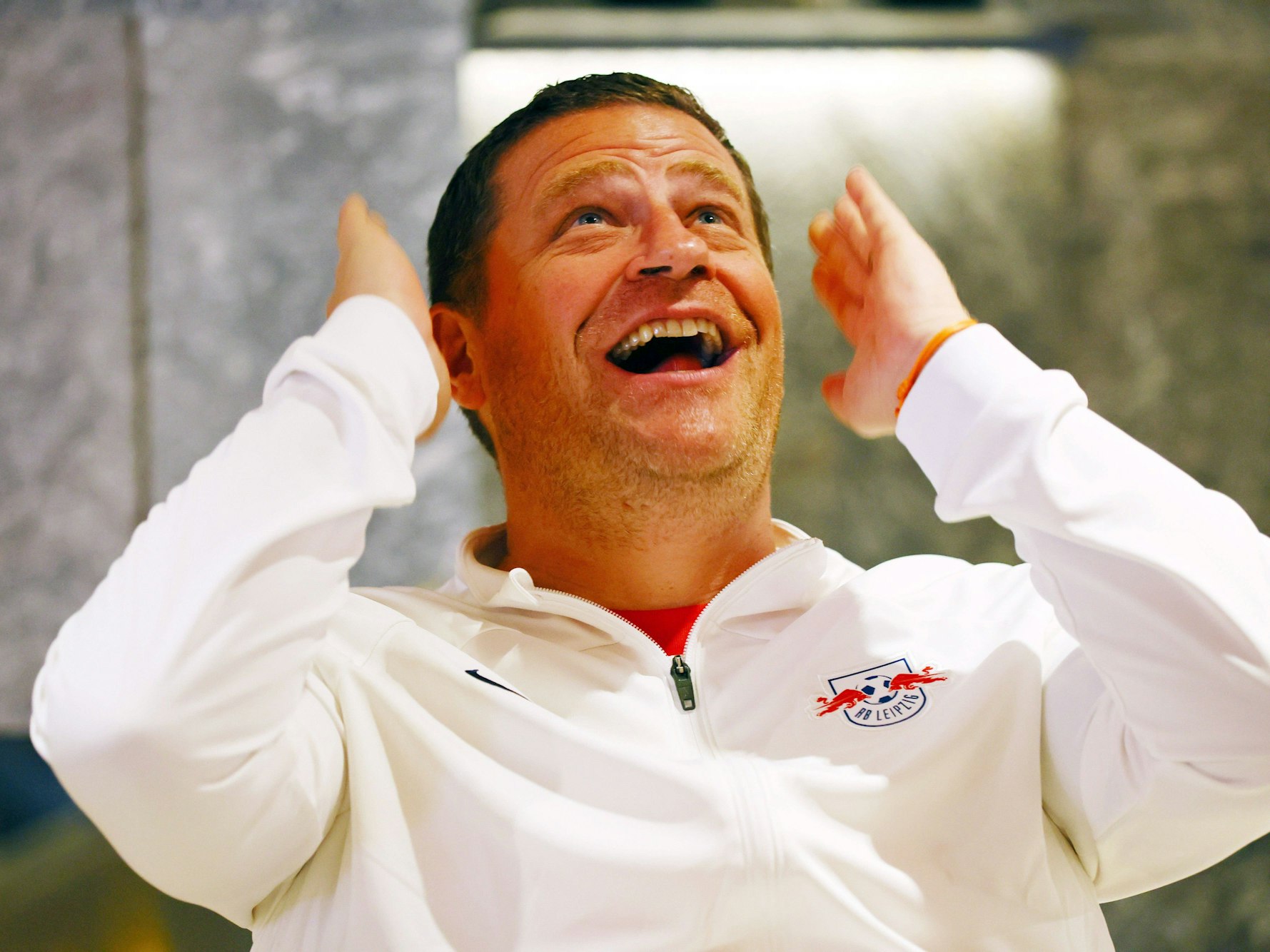 Max Eberl schaut im RB-Trainingsanzug gestikulierend nach oben.