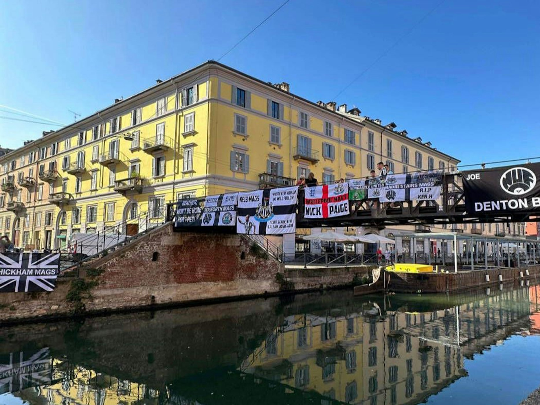 Britische Fahnen hängen in der Mailänder Innenstadt.