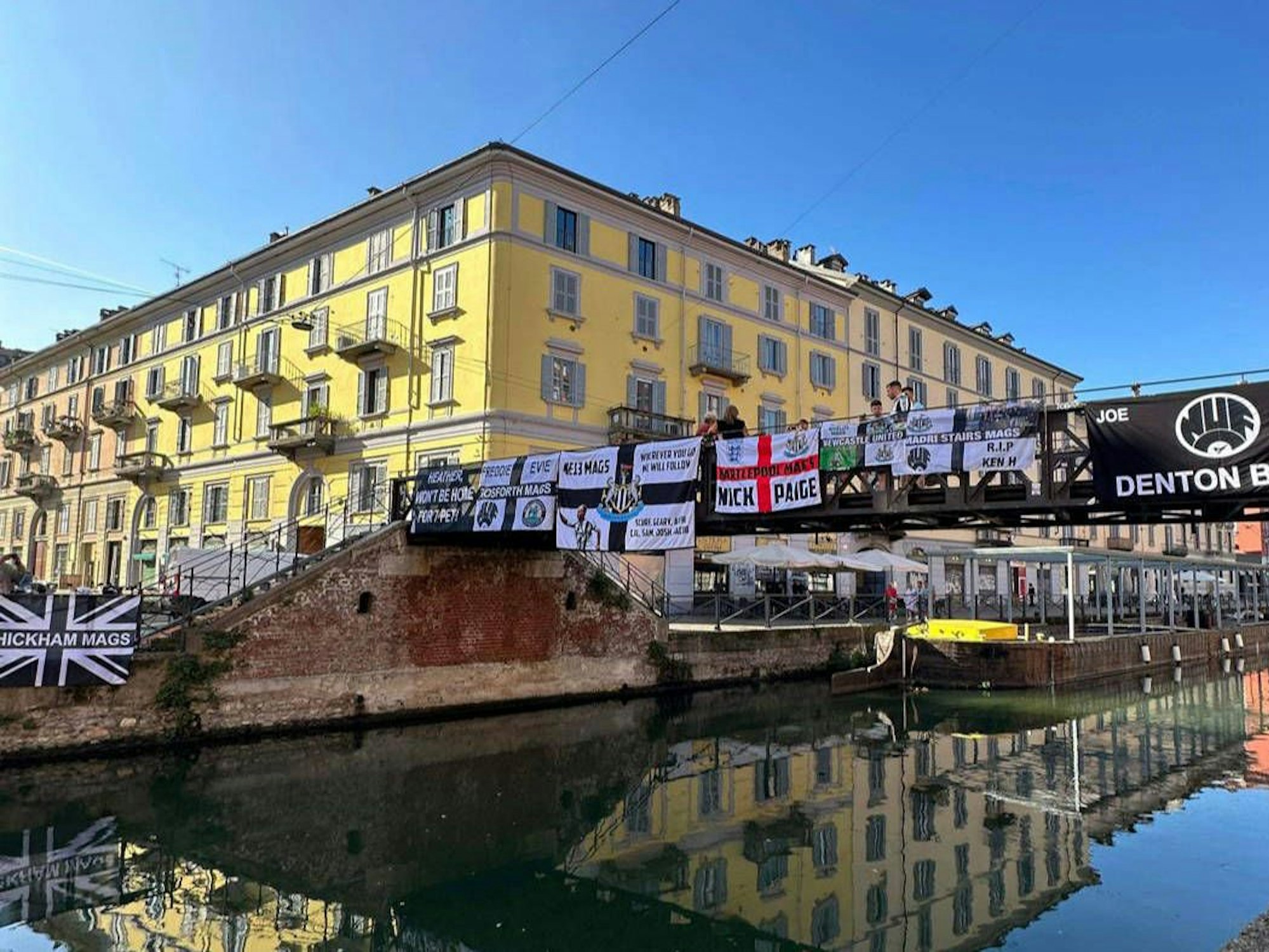 Britische Fahnen hängen in der Mailänder Innenstadt.
