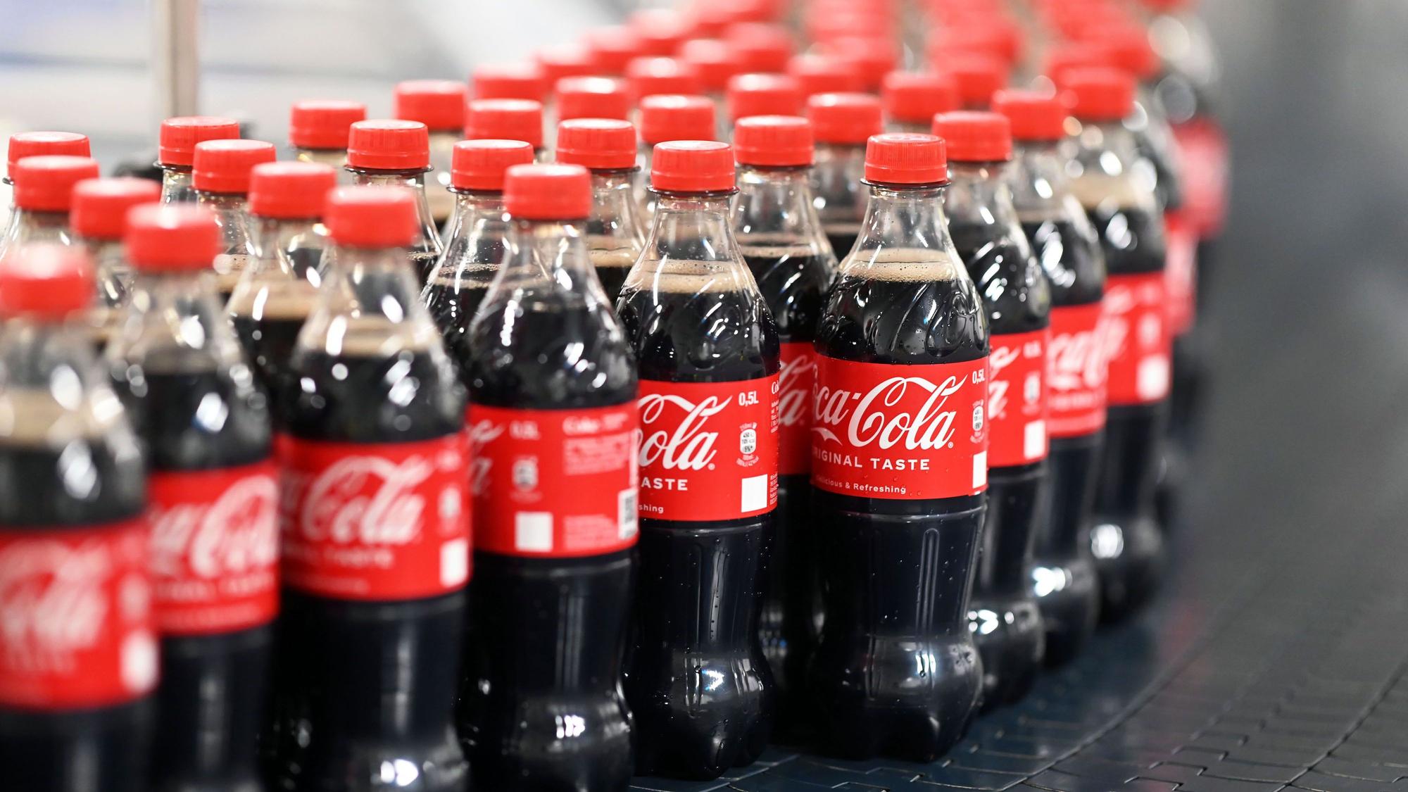 0,5-Liter-Einweg-Flaschen von Coca-Cola laufen im August 2023 über ein Förderband: Coca-Cola testet in Österreich eine Verpackungs-Alternative.