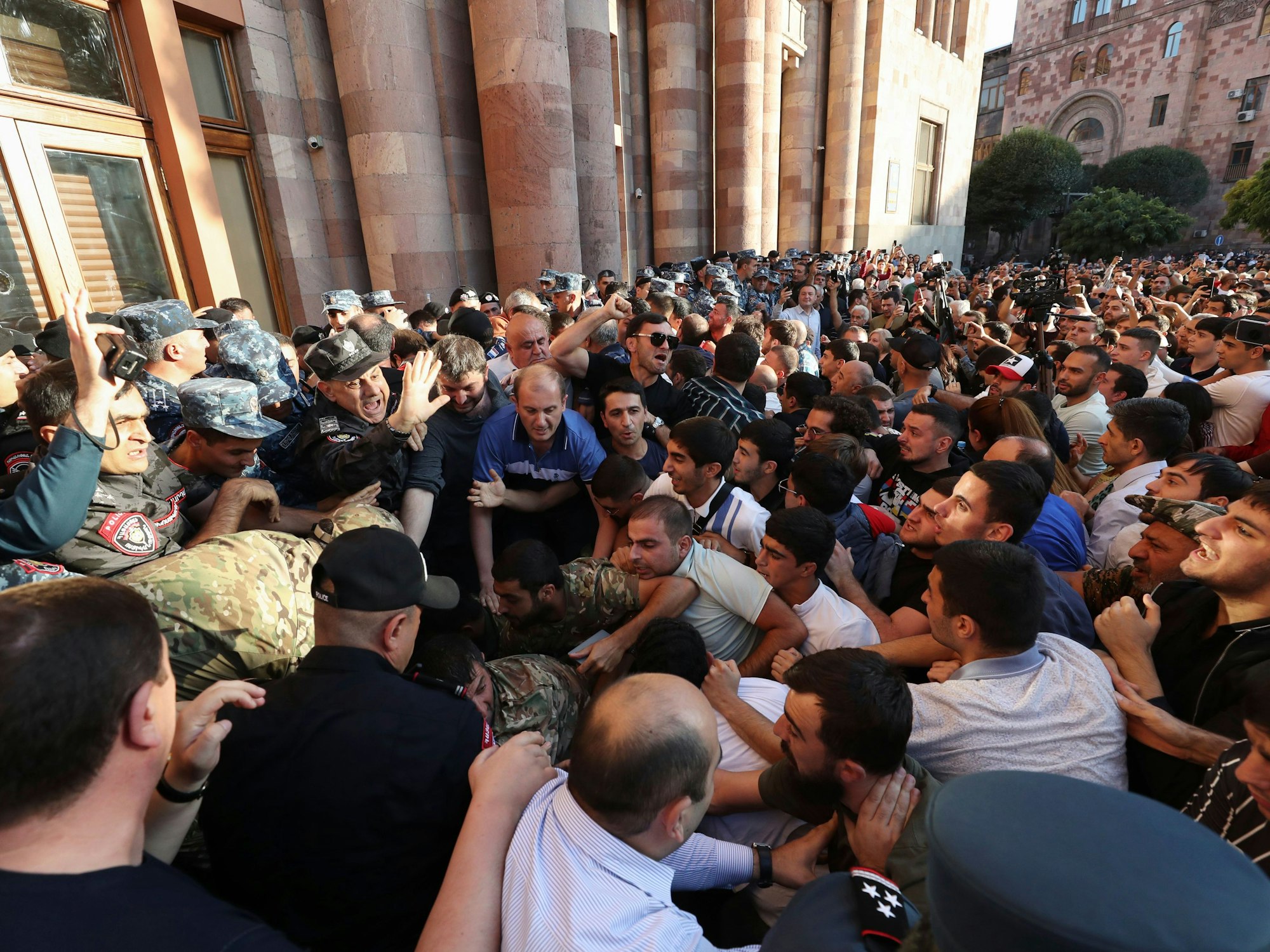 Menschen versammeln sich vor dem armenischen Regierungsgebäude, um gegen Armeniens Premierminister Paschinjan zu protestieren. Aserbaidschan im Südkaukasus fordert als Bedingung für das Ende seines Militäreinsatzes die Niederlegung der Waffen und die Abdankung der armenischen Führung in der Region Berg-Karabach.