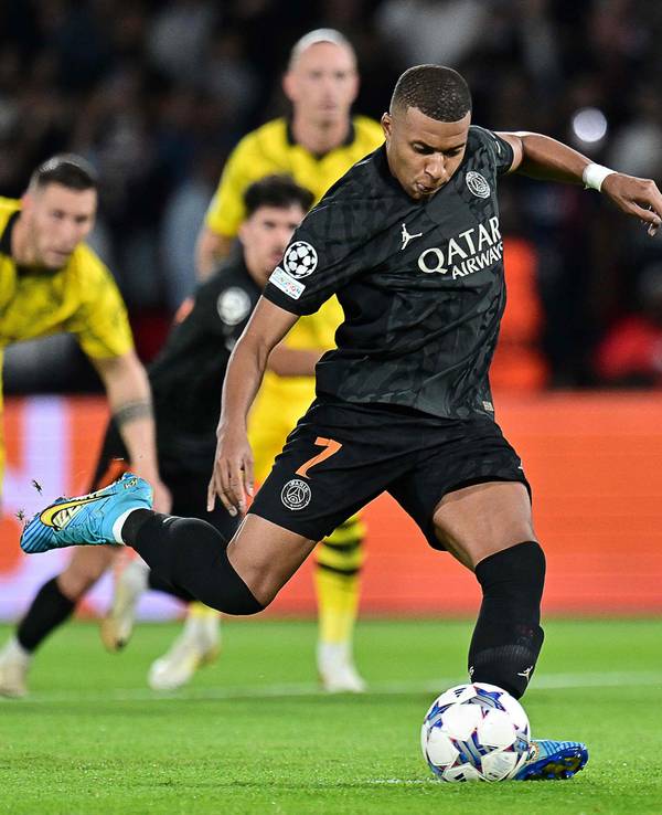 Paris Saint-Germains Kylian Mbappé beim Strafstoß in Aktion.