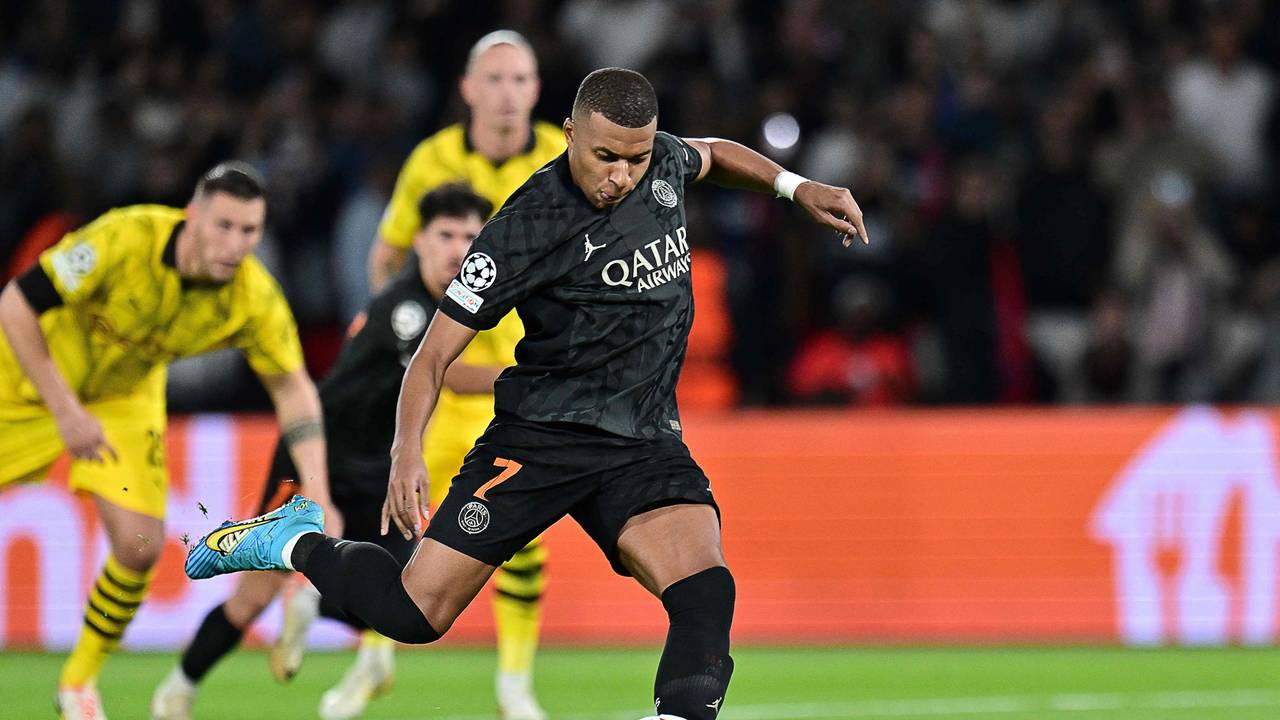 Paris Saint-Germains Kylian Mbappé beim Strafstoß in Aktion.