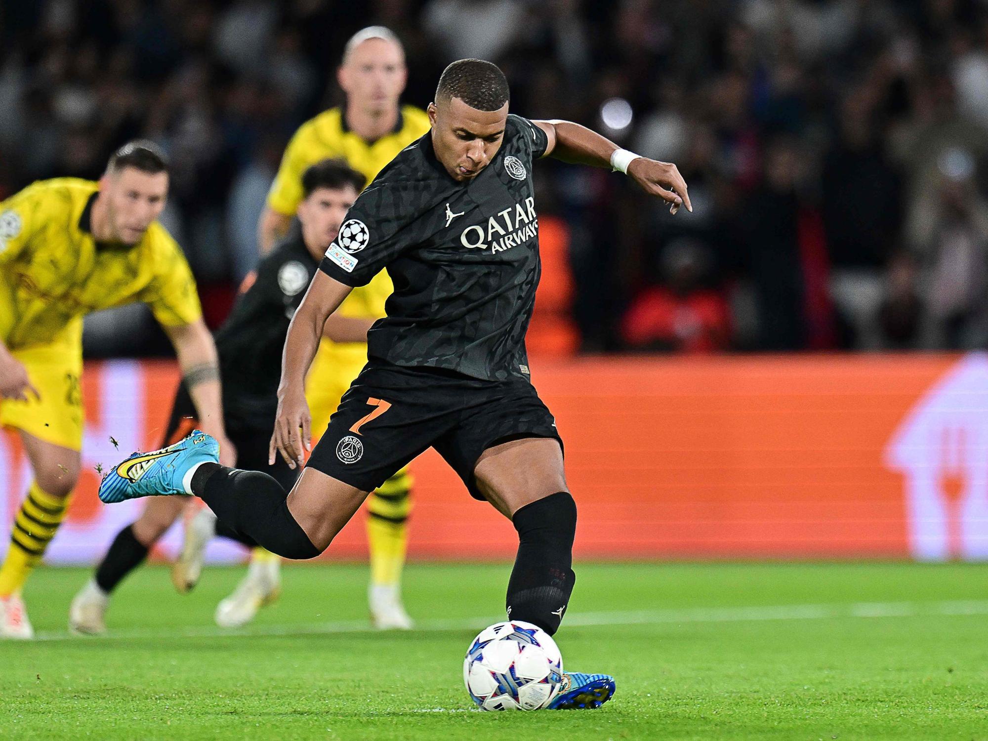 Paris Saint-Germains Kylian Mbappé beim Strafstoß in Aktion.