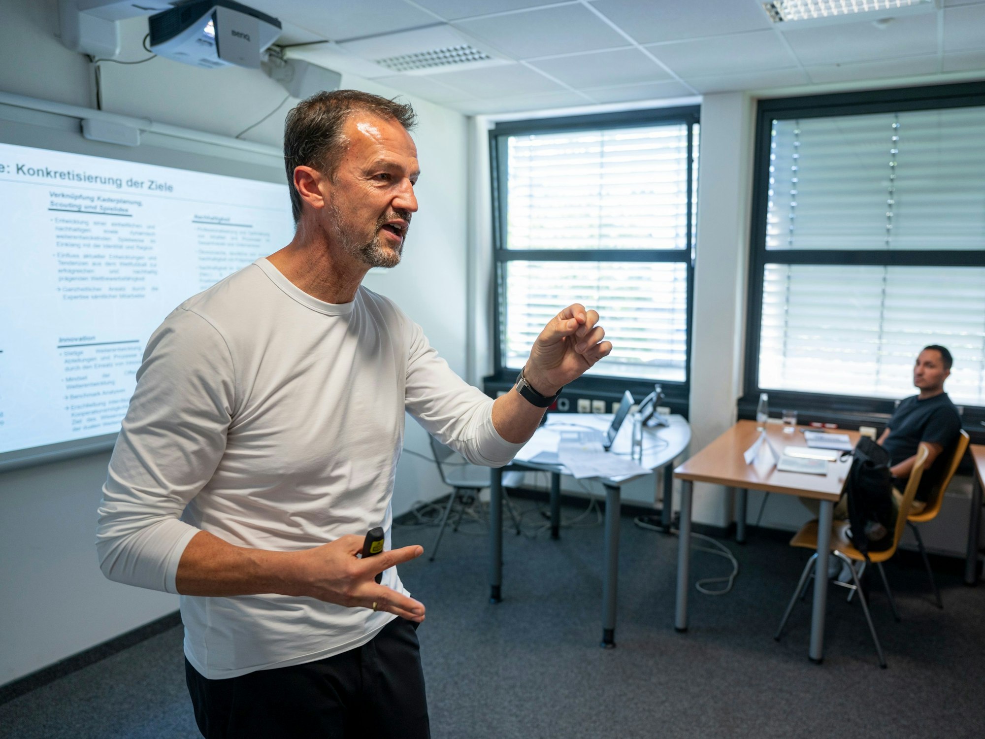 Ex-Profi Fredi Bobic referierte in der Sporthochschule in Köln.
