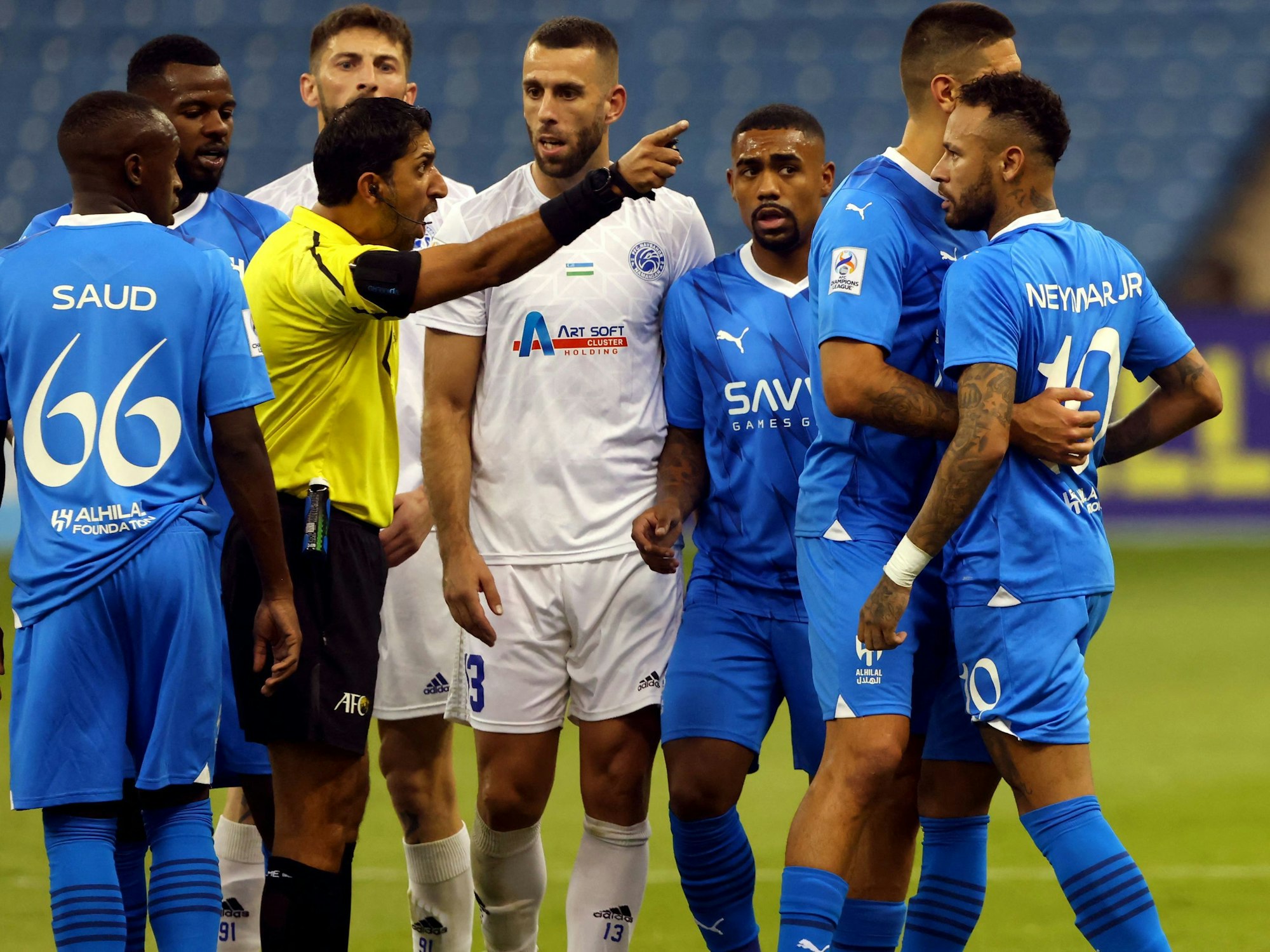 Neymar (r.) muss nach seinem Ausraster von Mitspielern zurückgehalten werden.