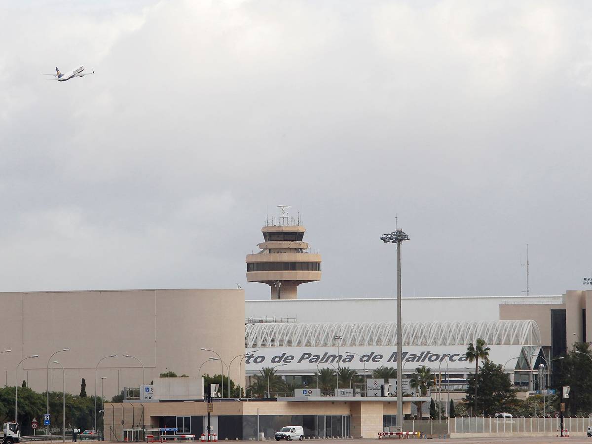 Auf dem Flughafen von Mallorca sind zwei Flugzeuge zusammengestoßen. Unser Symbolbild zeigt eine Gesamtansicht des Flughafens Palma im November 2021.