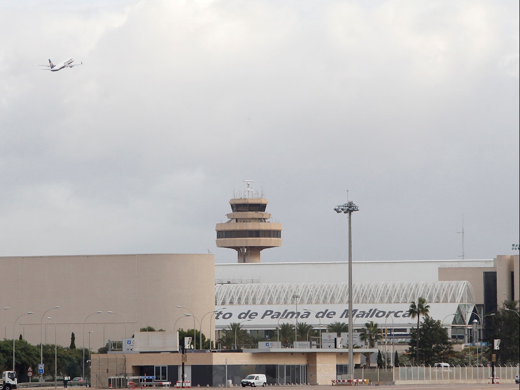 Auf dem Flughafen von Mallorca sind zwei Flugzeuge zusammengestoßen. Unser Symbolbild zeigt eine Gesamtansicht des Flughafens Palma im November 2021.