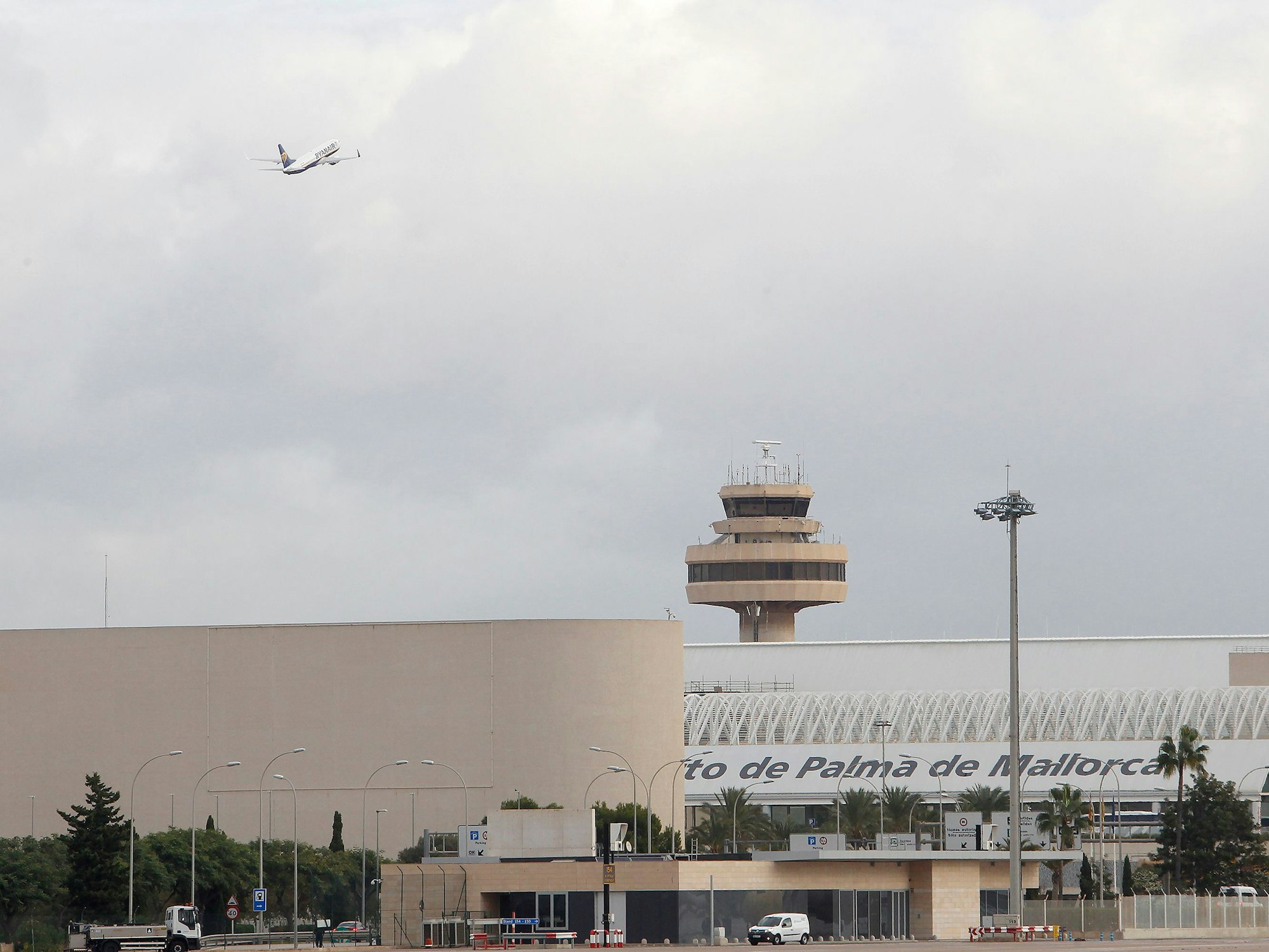 Auf dem Flughafen von Mallorca sind zwei Flugzeuge zusammengestoßen. Unser Symbolbild zeigt eine Gesamtansicht des Flughafens Palma im November 2021.