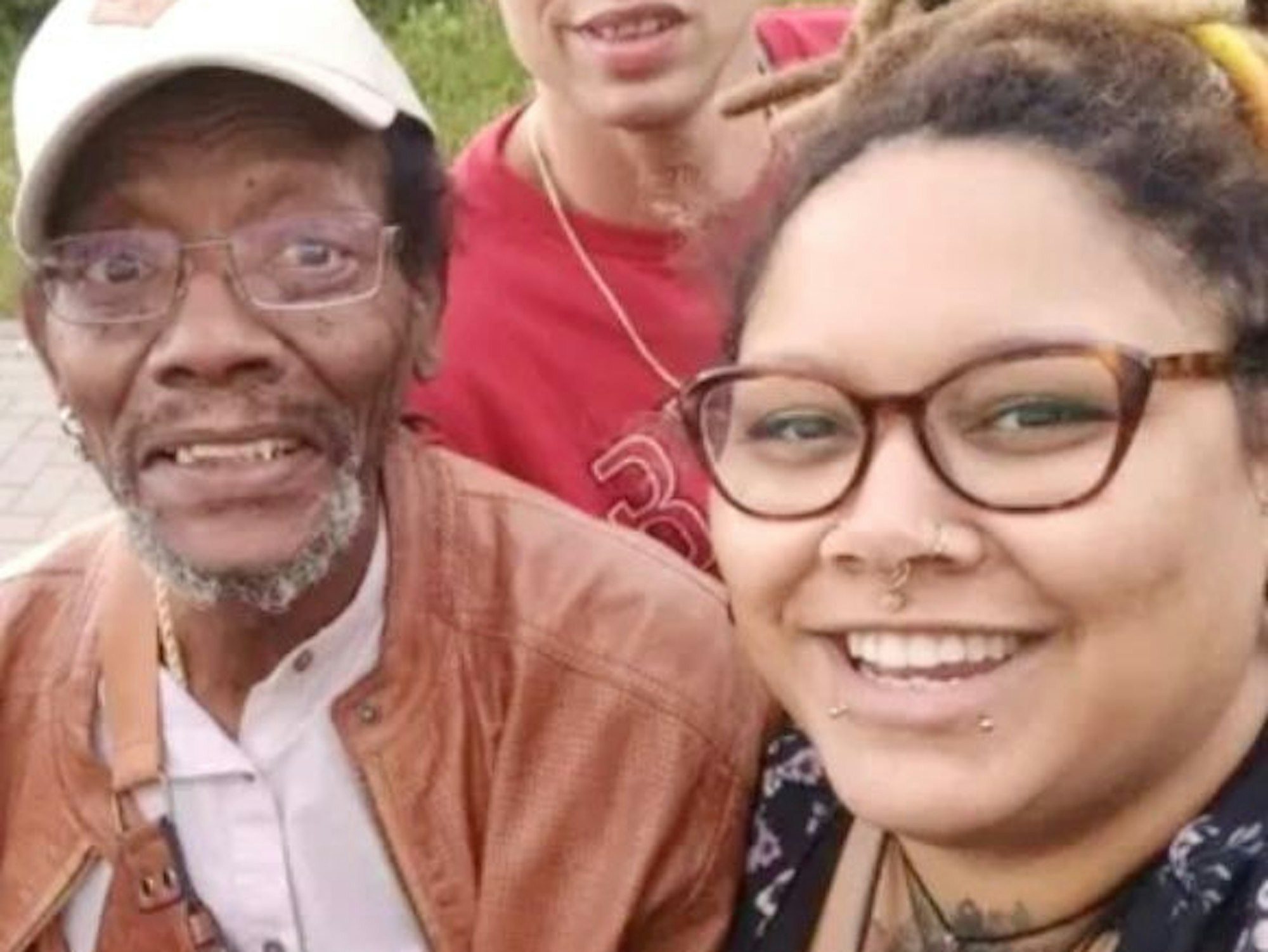 Chantal Young und ihr verstorbener Vater Robert Louis auf einem Foto.