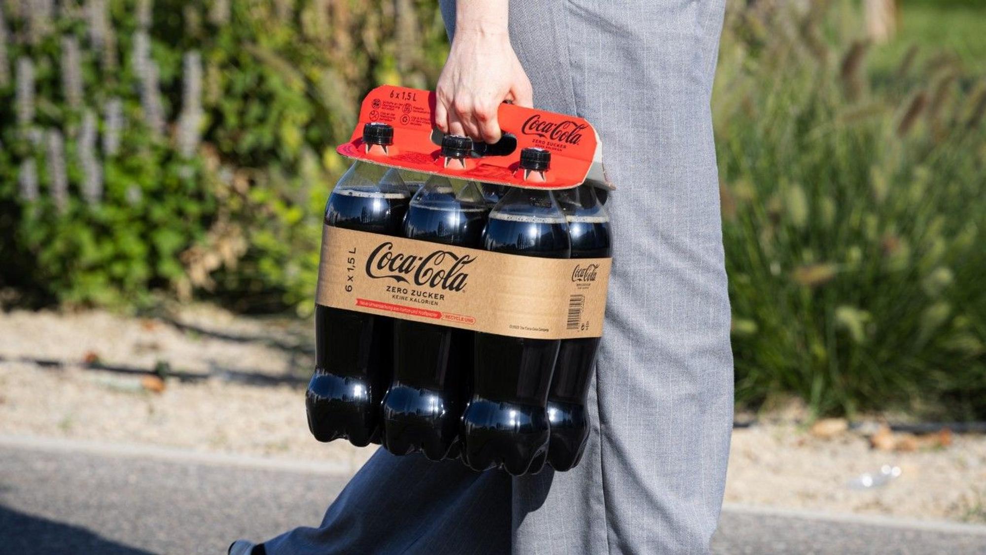 Mit dieser neuen Verpackung aus Karton will Coca-Cola Kunststoff-Müll einsparen.
