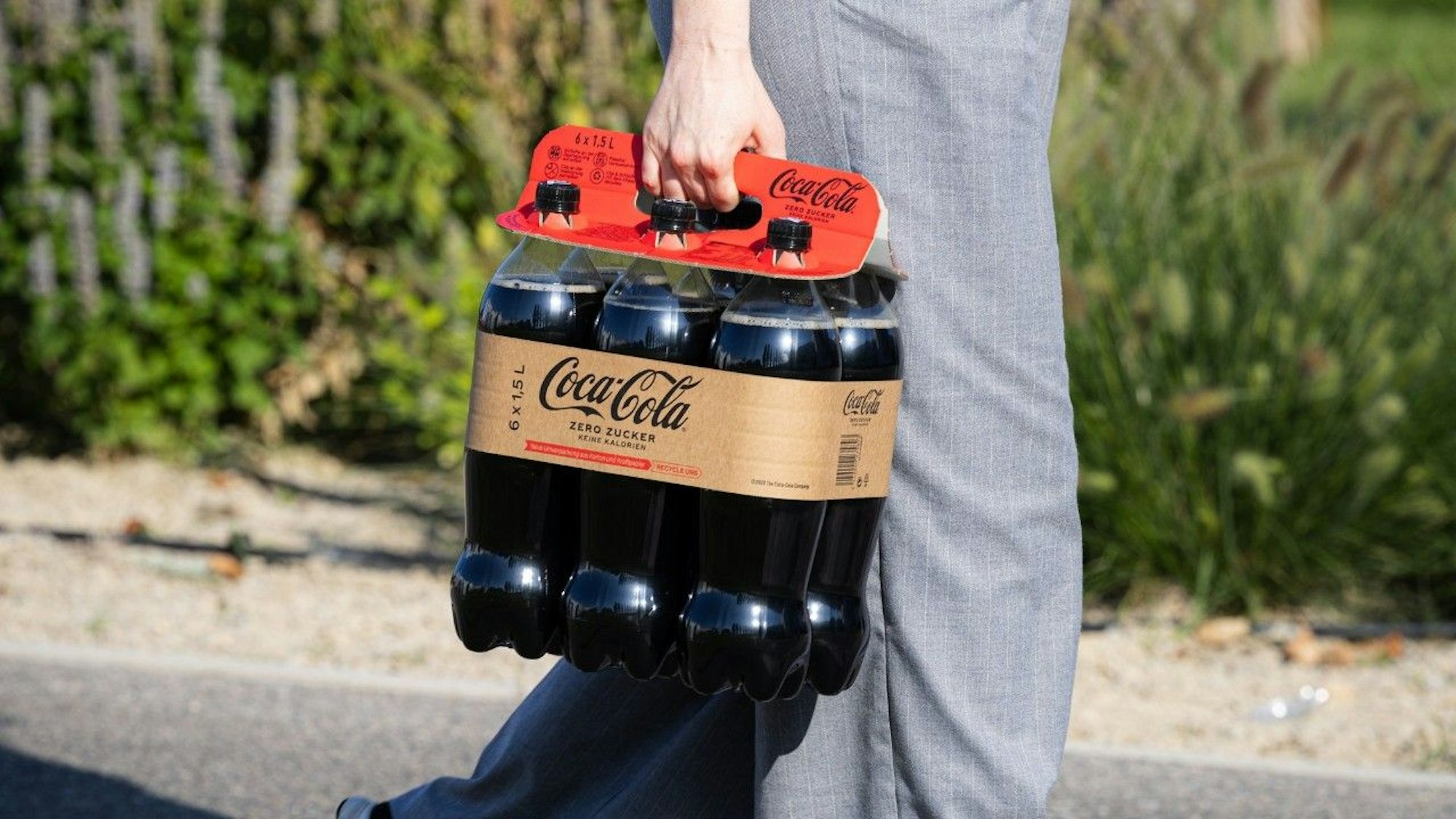 Mit dieser neuen Verpackung aus Karton will Coca-Cola Kunststoff-Müll einsparen.