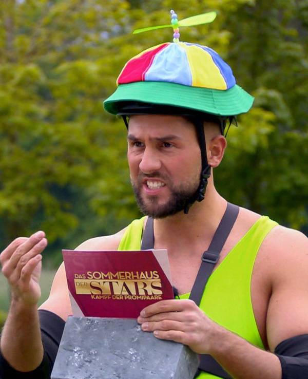 „Das Sommerhaus der Stars“ 2023: Maurice Dziwak rechtfertige sich auf Instagram dafür, dass er noch bei seinen Eltern wohnt. Die Zuschauerinnen und Zuschauer kritisierten allerdings nicht unbedingt die Wohnsituation des Reality-Stars.