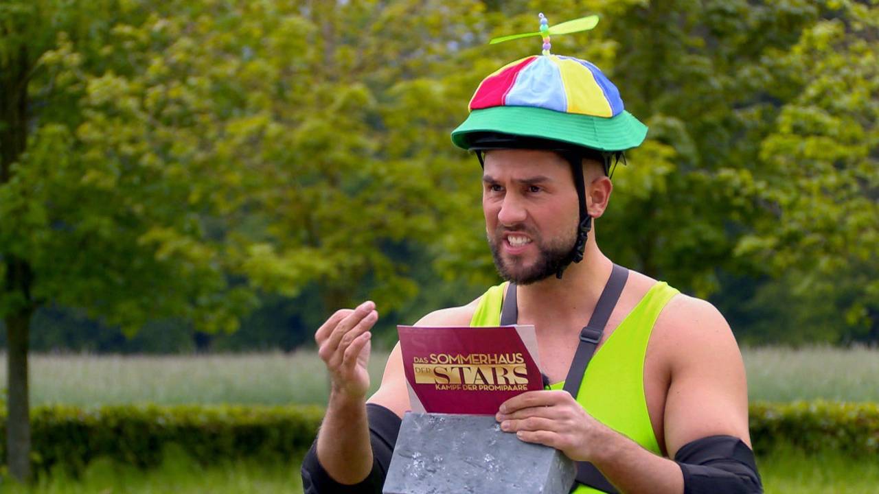 „Das Sommerhaus der Stars“ 2023: Maurice Dziwak rechtfertige sich auf Instagram dafür, dass er noch bei seinen Eltern wohnt. Die Zuschauerinnen und Zuschauer kritisierten allerdings nicht unbedingt die Wohnsituation des Reality-Stars.
