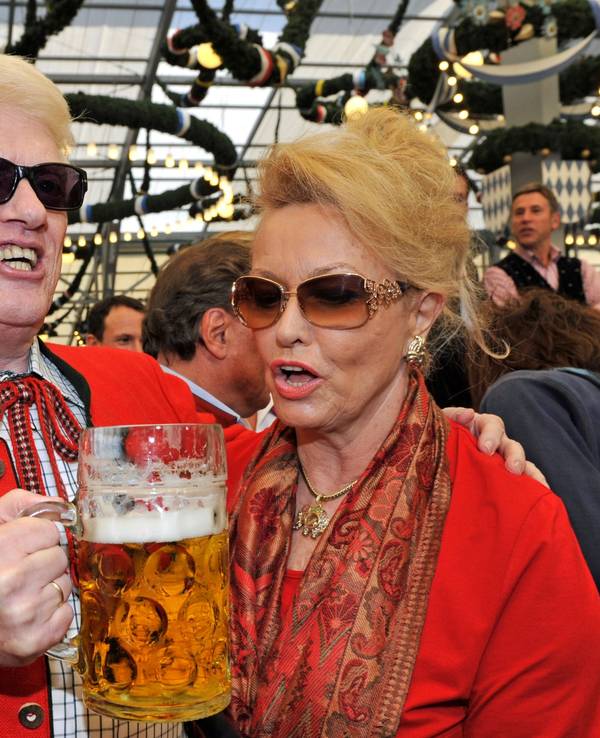 Heino mit Ehefrau Hannelore beim Oktoberfest auf der Theresienwiese in München im Jahr 2010.